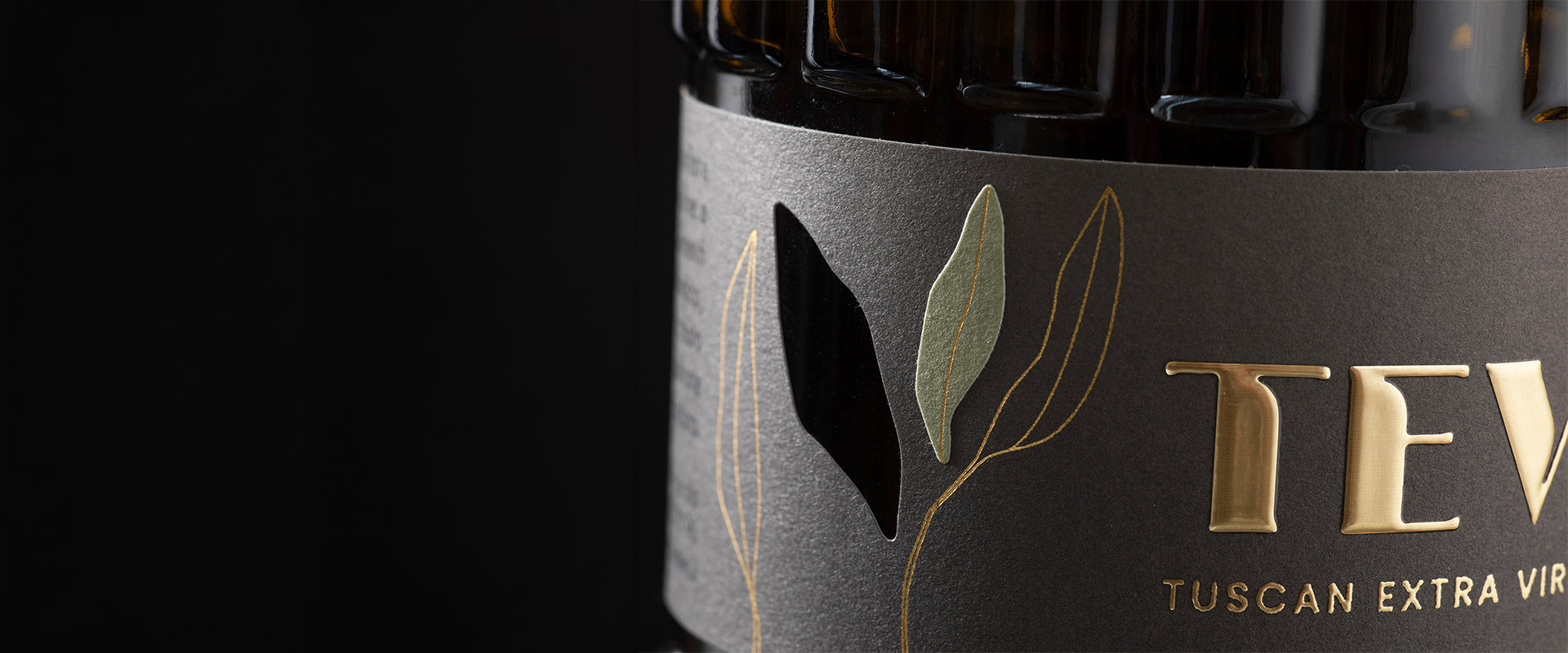 The high-quality finishes of the Tevo oil label created by ATC and awarded at Vinitaly 2026