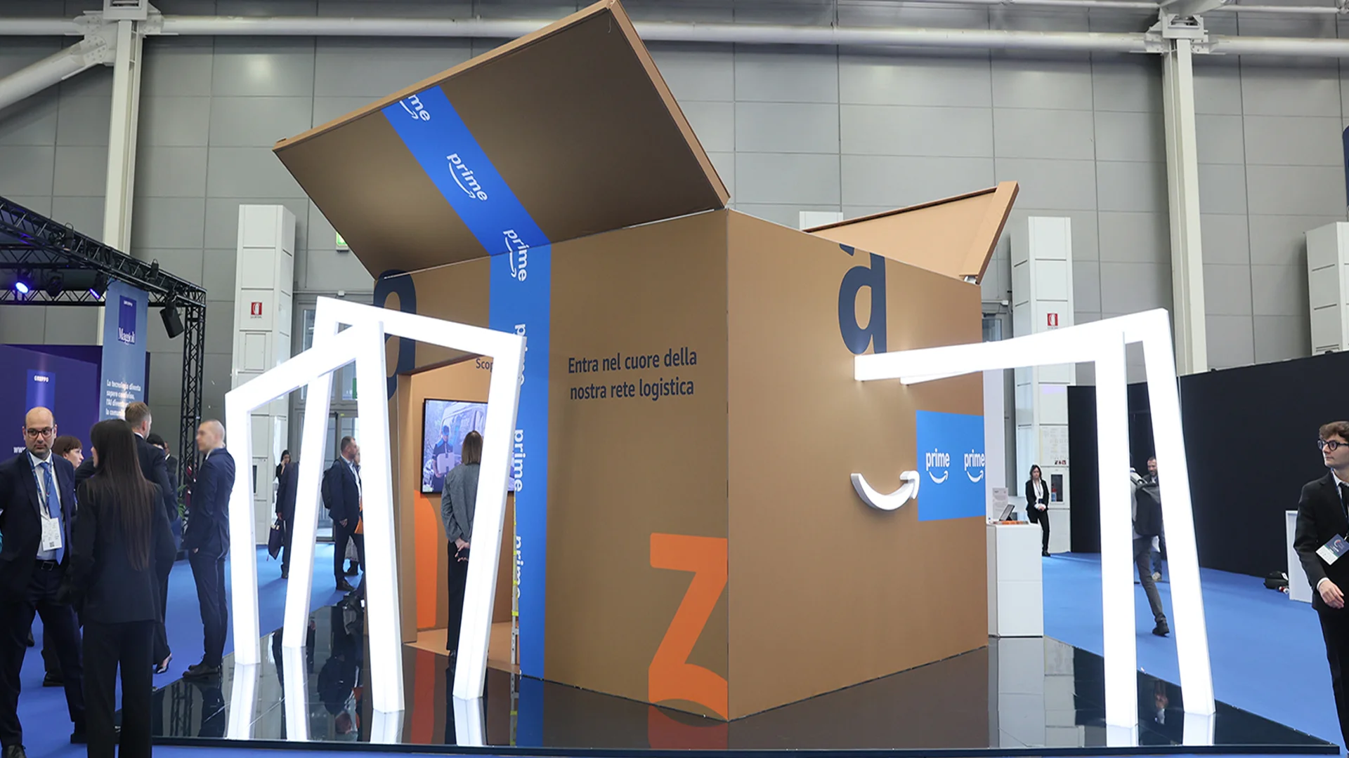 Lo stand immersivo Amazon AWS ad ANCI 2025 per i 15 anni dall'arrivo di Amazon in Italia, con il design di ATC