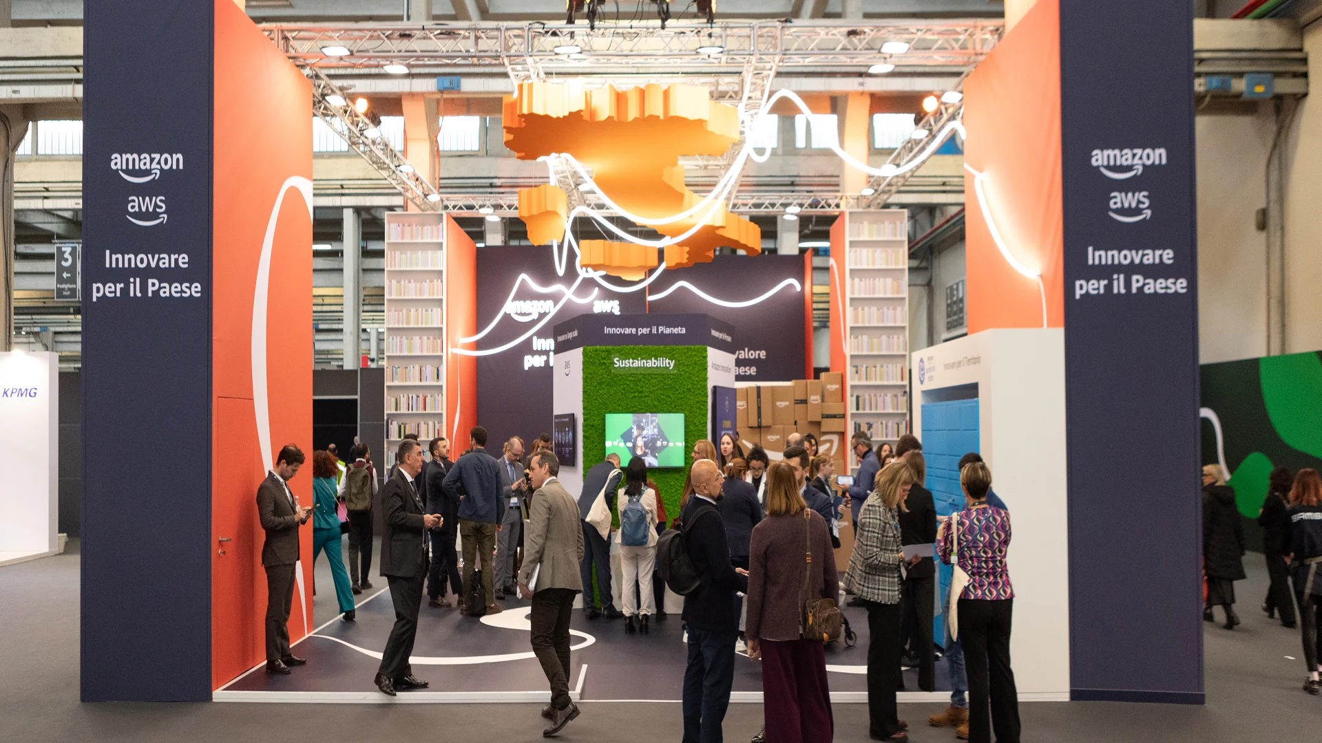 Lo stand AWS ad ANCI 2024 con il key concept "Innovare per il Paese", progettato da ATC - All Things Communicate