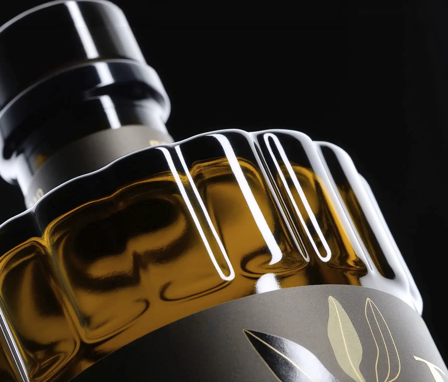 Detail of the packaging for Tevo olive oil
