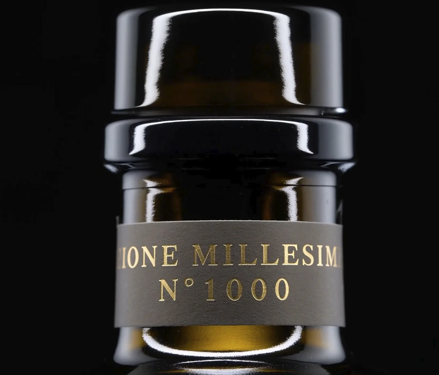 Limited-edition detail on the Tevo olive oil packaging